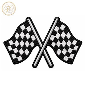 Puede incluir: Un parche bordado que muestra dos banderas de carreras a cuadros cruzadas. Cada bandera tiene un patrón de cuadrados negros y blancos con un mástil de color plateado. El diseño está delineado con hilo negro grueso, creando una forma definida.