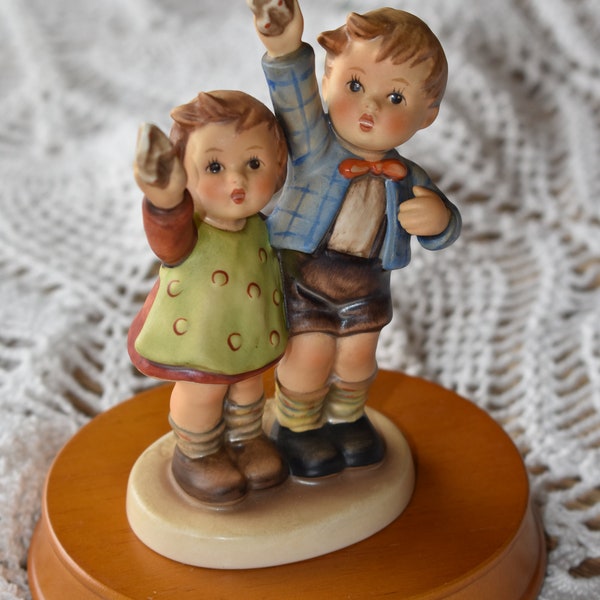 Vintage "Good Bye" Goebel Hummel W Germany Auf Wiedersehen 153/0 TMK 5 3" figurine, 1972-1979. collectible figurines