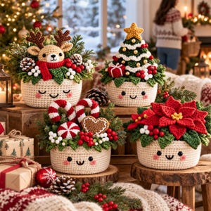 Könnte beinhalten: Vier gehäkelte Körbe mit lächelnden Gesichtern, gefüllt mit Weihnachtsdekoration wie einem Rentier, einem Weihnachtsbaum, Zuckerstangen, einem Lebkuchenherz und einem roten Weihnachtsstern, arrangiert auf Holzflächen mit Tannengrün.