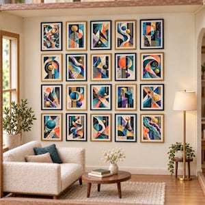 Op de afbeelding: Een miniatuurkamer met een wandgalerij van twintig ingelijste abstracte prints met geometrische vormen en kleurenpaletten in blauw, oranje en goud. De kamer bevat een beige bank, een houten salontafel, een vloerlamp en kamerplanten.