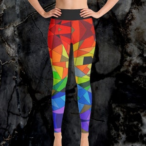 Peut inclure: Un legging noir avec un motif géométrique coloré. Le motif est composé de différentes nuances de rouge, orange, jaune, vert, bleu et violet. Le legging est conçu avec une taille haute et une coupe ajustée.