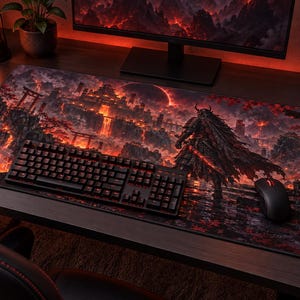 Puede incluir: Una alfombrilla de escritorio rectangular grande con una ilustración de fantasía detallada de un samurái frente a un castillo en llamas y un eclipse oscuro. La escena incluye hojas de arce rojas, puertas torii y lava brillante. Teclado y ratón negros.