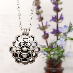 Honeycomb Bee Essential Oil Diffuser Necklace for Aromatherapy, 30 Oil Pads, Oil Diffusing Jewelry, Aromatherapy Jewelry, Bee Necklace