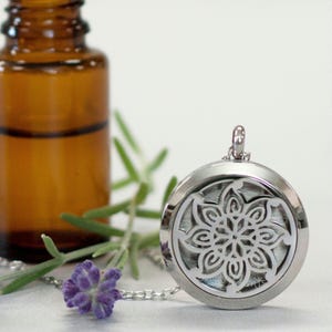 Aromatherapy Necklace includes 30 Oil Pads, Essential Oil Diffuser Jewelry, Diffuser Necklace for Essential Oils, Aromatherapy Gift