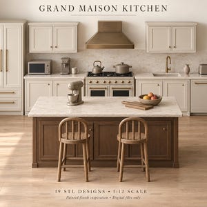 Könnte beinhalten: Ein Miniatur-Küchenset im Maßstab 1:12 mit der Aufschrift GRAND MAISON KITCHEN, bestehend aus hellbeigen Schränken, einer dunkelbraunen Kücheninsel mit zwei Hockern, Herd, Dunstabzugshaube, Spüle und Geräten. Enthält 19 STL-Designdateien.