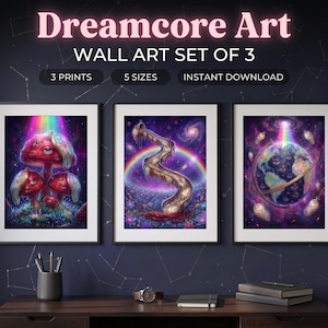 Puede incluir: Un conjunto de tres láminas de arte mural enmarcadas titulado Dreamcore Art Wall Art Set of 3. Las imágenes muestran motivos surrealistas que incluyen setas rojas con ojos, un tobogán bajo un arcoíris y un planeta con ojos y relojes.