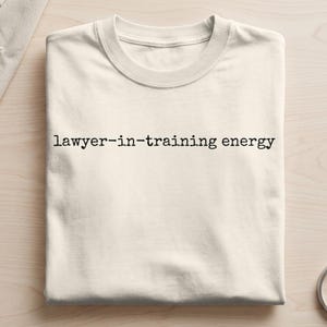 T-Shirt mit Energiemotiv für angehende Juristen, Shirt für zukünftige Anwälte, Geschenk für Jurastudenten, Grafik-T-Shirt für die Juristenschule, Ästhetisches T-Shirt zur Vorbereitung auf das Staatsexamen