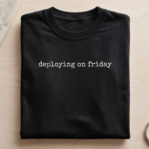 T-shirt met de tekst "Deploying On Friday", grappig shirt voor software-engineers, cadeau voor programmeurs, ontwikkelaarsshirt, technisch humoristisch codeershirt, sarcastisch IT-werkshirt