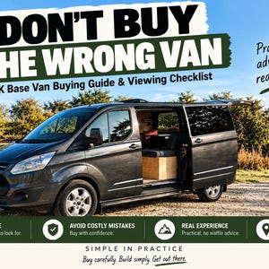 Könnte beinhalten: Ein dunkelgrauer Ford-Transporter mit offener Seitentür, die einen Holzausbau im Innenraum zeigt. Der Text lautet: DON'T BUY THE WRONG VAN, UK Base Van Buying Guide & Viewing Checklist, Practical advice from real experience, und SIMPLE IN PRACTICE.