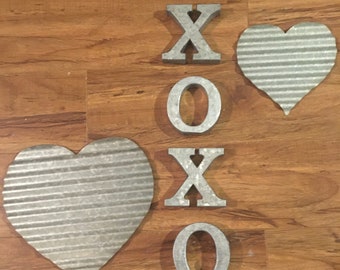 XOXO Silver Tin Sign With 2  Corrugated Tin Hearts