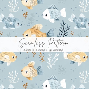 Puede incluir: Un patrón continuo con peces ilustrados en tonos azul claro y naranja suave sobre un fondo azul pálido, intercalados con motivos de algas blancas y marrones. El texto Seamless Pattern 3600 x 3600px @ 300dpi aparece en el centro.