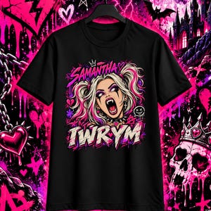 Può includere: Una t-shirt nera a maniche corte con una stampa grafica di un personaggio vampiro con codini biondi, zanne e trucco scuro. Il testo "SAMANTHA" e "IWRYM" è stampato con un carattere stilizzato sopra e sotto l'illustrazione del personaggio.