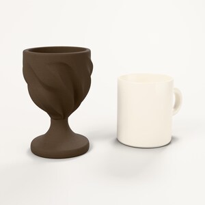 Becher Skulptur in Holzoptik, Chanukka Deko modern, gefaltete Judaica Deko Skulptur für Regal und Sideboard – scale