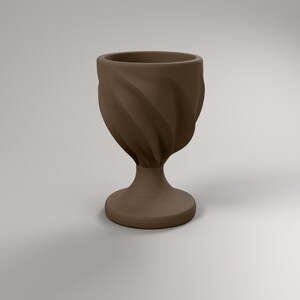 Becher Skulptur in Holzoptik, Chanukka Deko modern, gefaltete Judaica Deko Skulptur für Regal und Sideboard – angle-1
