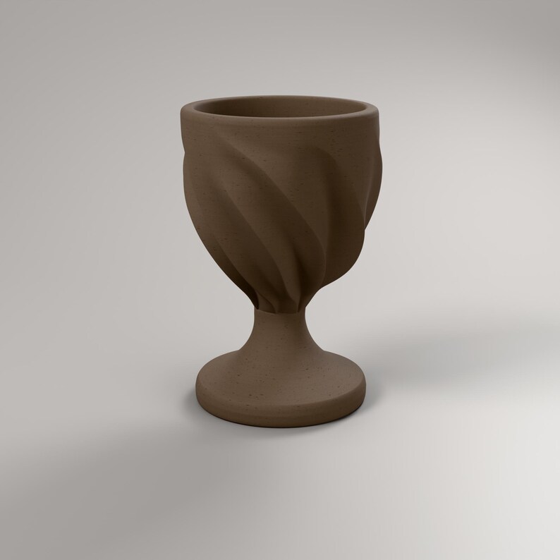 Becher Skulptur in Holzoptik, Chanukka Deko modern, gefaltete Judaica Deko Skulptur für Regal und Sideboard – angle-1