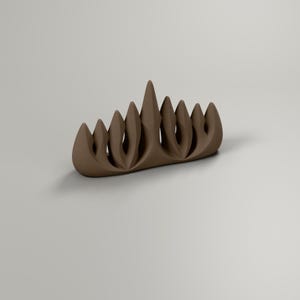 Chanukkia Skulptur modern, Chanukka Deko in Holzoptik Walnuss, Menora Designobjekt für Regal und Sideboard – angle-2