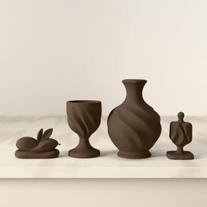 Chanukka Deko Set aus vier Skulpturen in Holzoptik, Ölkrug Becher Dreidel Olive, moderne Judaica für Regal und Sideboard – lifestyle