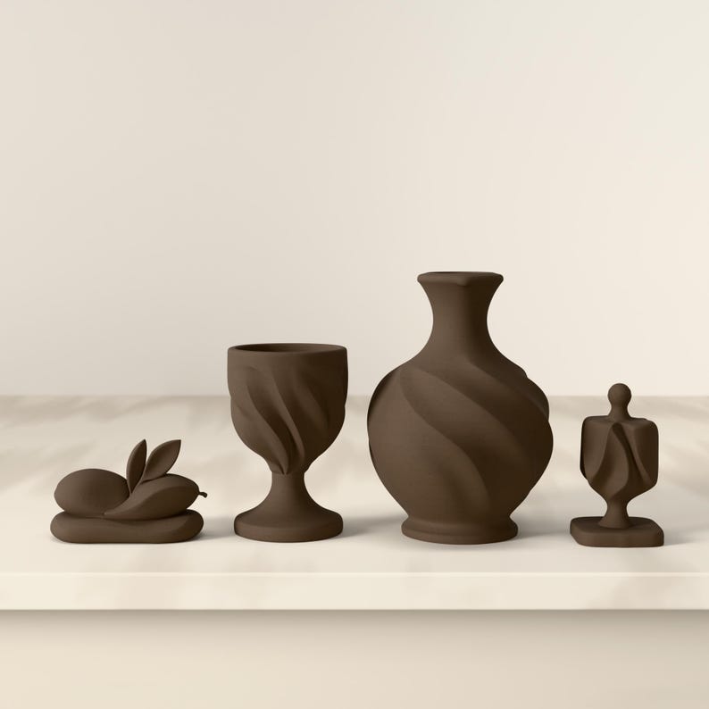 Chanukka Deko Set aus vier Skulpturen in Holzoptik, Ölkrug Becher Dreidel Olive, moderne Judaica für Regal und Sideboard – lifestyle