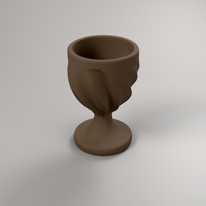 Becher Skulptur in Holzoptik, Chanukka Deko modern, gefaltete Judaica Deko Skulptur für Regal und Sideboard – angle-2