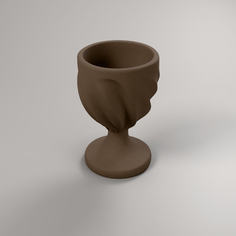 Becher Skulptur in Holzoptik, Chanukka Deko modern, gefaltete Judaica Deko Skulptur für Regal und Sideboard – angle-2