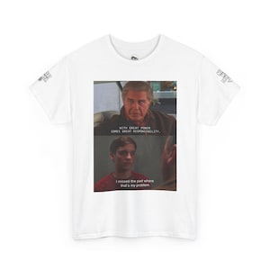 Może przedstawiać: Biały t-shirt z krótkim rękawem z nadrukiem graficznym przedstawiającym dwie sceny filmowe wraz z tekstem. Górna scena pokazuje mężczyznę mówiącego: "WITH GREAT POWER COMES GREAT RESPONSIBILITY." Dolna scena pokazuje mężczyznę mówiącego: "I missed the part where that's my problem."