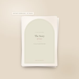 Op de afbeelding: Een stapel witte vellen papier met een licht saliegroene boogafbeelding op de bovenste pagina. De tekst luidt: A 30-DAY DEVOTIONAL, The Story of Grace, A Journey Through the Whole Bible, NEW LIVING TRANSLATION. Bovenaan staat: INSTANT DOWNLOAD - 67 PAGES.