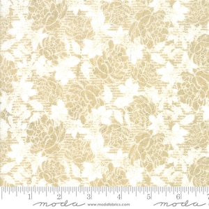 Peut inclure: Tissu beige avec un motif floral blanc. Le tissu a un aspect texturé, légèrement vieilli. Le motif présente des fleurs et des feuilles délicates. Le tissu est marqué "moda" et une adresse de site web.