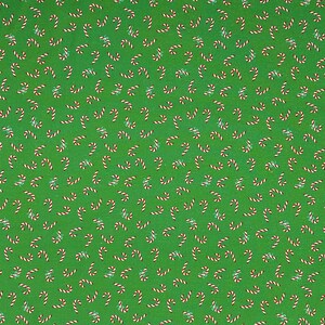 Pode incluir: Um fundo verde com um padr&atilde;o repetido de bengalas de doces vermelhas e brancas. Cada bengala de doces &eacute; curva e listrada. Pequenos la&ccedil;os azuis claros est&atilde;o espalhados pelo design.