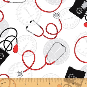 Op de afbeelding: Een witte achtergrond met een herhalend patroon van rode medische stethoscopen, zwarte bloeddrukmanchetten en grijze en witte bloeddrukmeters. De meters hebben zwarte naalden en zwarte markeringen. Het patroon wordt herhaald over de hele afbeelding.
