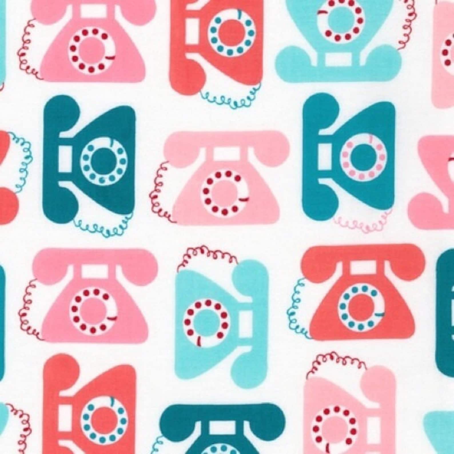 The first tree на андроид. Искать телефон по хлопку в ладоши приложение. Хлопок иконка иконка. Как найти телефон. Девушка с телефоном в руках.