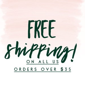 Pode incluir: Gr&aacute;fico com as palavras "FREE shipping!" em escrita verde escuro sobre um fundo aquarela rosa claro e branco. Abaixo do texto est&atilde;o as palavras "ON ALL US ORDERS OVER $35" em uma fonte verde escuro menor.