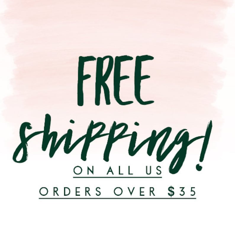 Pode incluir: Gr&aacute;fico com as palavras "FREE shipping!" em escrita verde escuro sobre um fundo aquarela rosa claro e branco. Abaixo do texto est&atilde;o as palavras "ON ALL US ORDERS OVER $35" em uma fonte verde escuro menor.