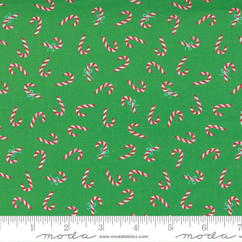 Pode incluir: Tecido verde com um padr&atilde;o repetido de bengalas de doces listradas em vermelho e branco. Algumas bengalas t&ecirc;m pequenos la&ccedil;os azuis. Ideal para projetos de costura e artesanato natalinos.