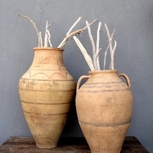 Duży gliniany garnek w stylu rustykalnym: rustykalna doniczka z ceramiki wiejskiej, turecki kocioł z lat 60. XX wieku