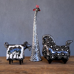 Figuritas de animales de cerámica artesanal: caballo, jirafa y cabra de barro - Decoración vintage