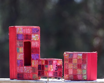 Conjunto vintage de porta-lenços, porta-joias e porta-lápis com detalhes em miçangas, década de 1990.