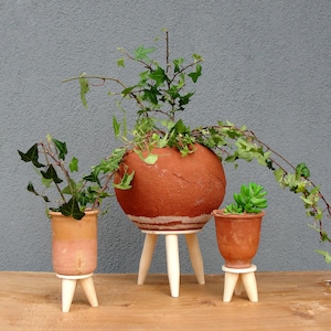 Juego de macetas de cerámica vintage hechas a mano: cerámica turca con soportes, década de 1980.