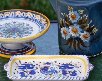 Pedestal de cerámica italiana vintage, plato para servir: cerámica floral pintada a mano y cafetera