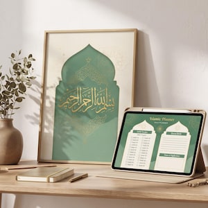 Può includere: Una stampa artistica da parete incorniciata con un arco verde e calligrafia araba dorata, accanto a un tablet che mostra un'interfaccia di pianificatore islamico con sezioni di monitoraggio Salah e Dua, un taccuino e grani di preghiera.