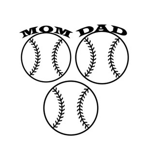 Può includere: Tre palline da baseball bianche e nere con le parole "MOM" e "DAD" sopra.