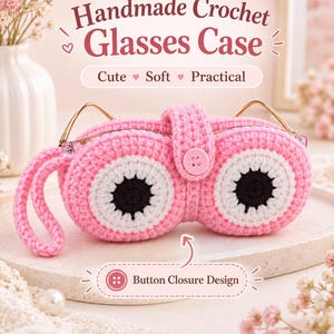 Könnte beinhalten: Ein handgefertigtes Brillenetui aus rosa Häkelgarn mit zwei kreisförmigen, augenähnlichen Mustern in Schwarz und Weiß. Das Etui verfügt über einen rosa Knopfverschluss und eine kleine Schlaufe. Text: Handmade Crochet Glasses Case, Cute, Soft, Practical, Button Closure Design.