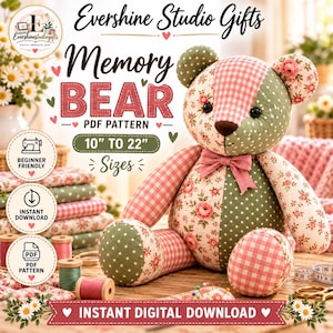 Op de afbeelding: Een knuffelbeer gemaakt van patchworkstof in saliegroen en roze, met bloemen-, stippen- en ruitpatronen. De beer heeft een roze strikje en zwarte ogen. De tekst bevat Evershine Studio Gifts Memory Bear.