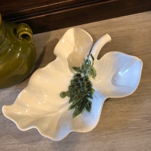 Vintage Hull Pottery Large  Tokay Tuscany serving bowl