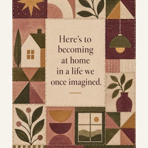 Könnte beinhalten: Ein rechteckiger Wandbehang mit einem zentralen cremefarbenen Feld, das den Text "Here's to becoming at home in a life we once imagined." trägt. Der Rand besteht aus gesteppten Quadraten in gedeckten Tönen von Olivgrün, Altrosa und Senfgelb.