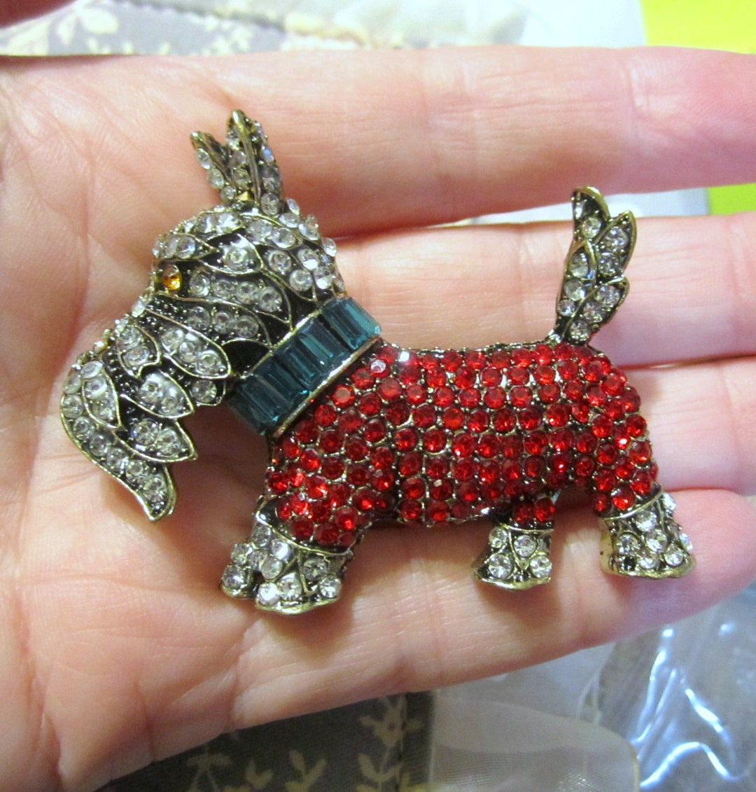 Broche vintage en bois clair pour petit chien de race terrier - France