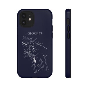 Puede incluir: Una funda de teléfono azul oscuro con un diagrama técnico de despiece en blanco de un arma de fuego Glock 19. El diseño incluye piezas numeradas y el texto GLOCK 19 impreso en blanco. La funda se muestra desde la parte trasera y lateral.