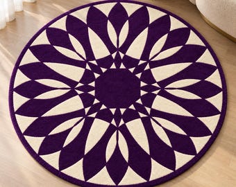 Op de afbeelding: Een rond vloerkleed met een symmetrisch, herhalend geometrisch patroon in dieppaars en crème. Het ontwerp bestaat uit een centrale zeshoek omringd door stralende, bloembladachtige vormen die naar de buitenrand van het kleed reiken.