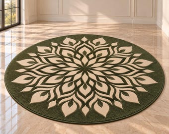 Op de afbeelding: Een rond vloerkleed met een donker olijfgroene achtergrond en een groot, symmetrisch, crèmekleurig bloemenmandala-patroon dat vanuit het midden uitstraalt. Het ontwerp bestaat uit meerdere lagen van herhalende bloembladachtige vormen.