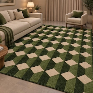 Puede incluir: Una alfombra rectangular con un patr&oacute;n geom&eacute;trico de cubos tridimensionales en tonos verde oscuro, verde claro y crema. El dise&ntilde;o repetitivo crea una ilusi&oacute;n &oacute;ptica de profundidad en toda la superficie del revestimiento del suelo.
