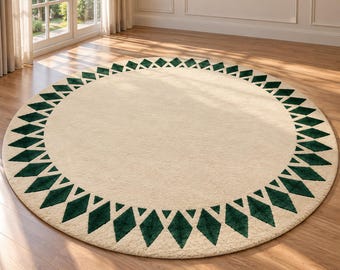 Op de afbeelding: Een rond vloerkleed met een effen crèmekleurig midden en een decoratieve rand bestaande uit herhalende donkergroene ruitvormen, gerangschikt in een cirkelvormig patroon rond de omtrek van het kleed voor een geometrisch contrast.
